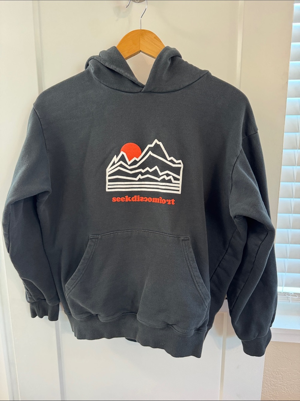Mens‎ Dark Gray Crewneck Hoodie White Mountain Graphic Red Sun Outdoor Style